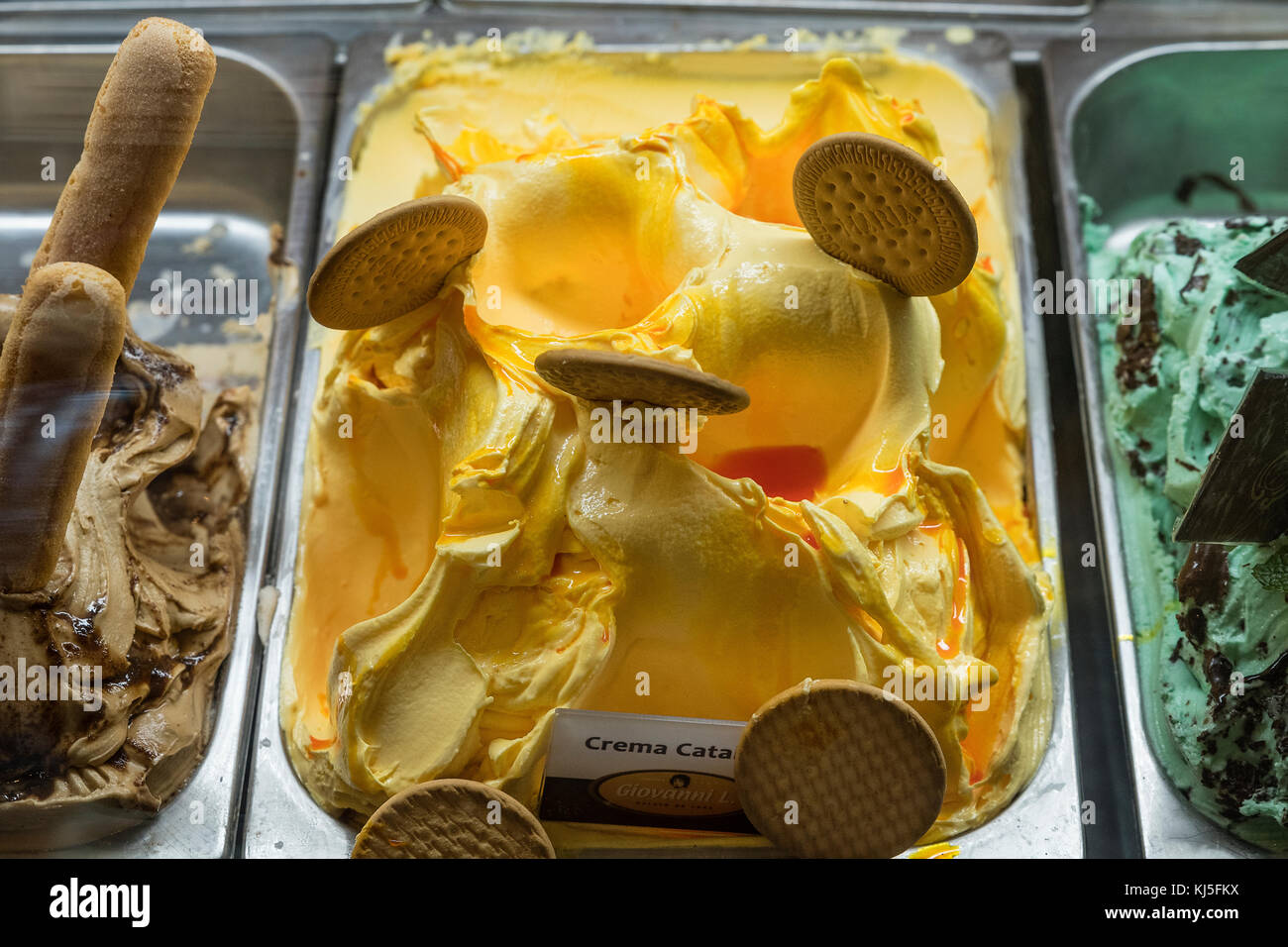 Una varietà di gusti di gelato a fornitori shop, palma, Spagna. Foto Stock