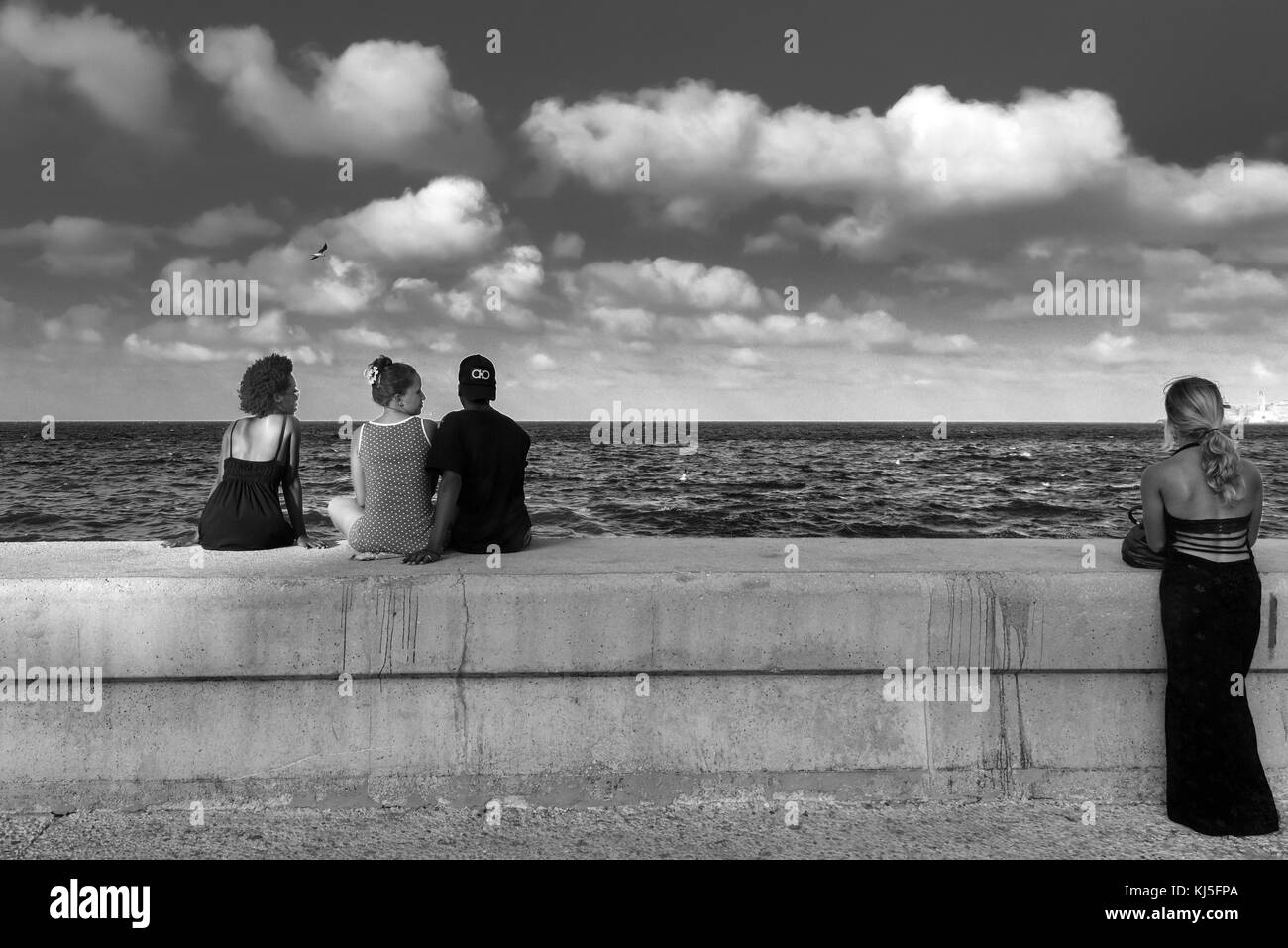 La gente sul Malecon, Havana Foto Stock