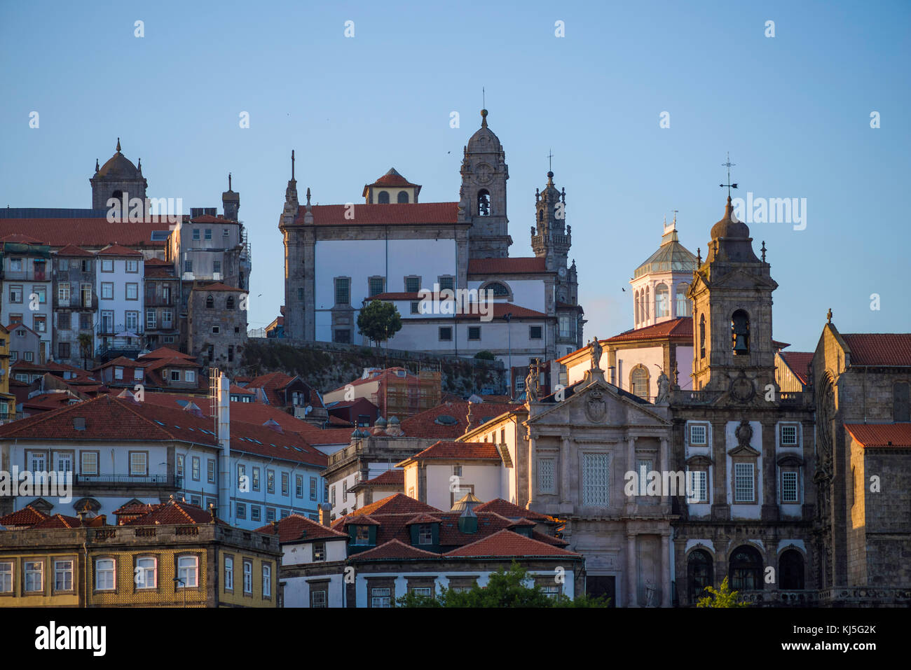 Architettura storica sorge sopra il Rio Douro, Porto, Portogallo Foto Stock