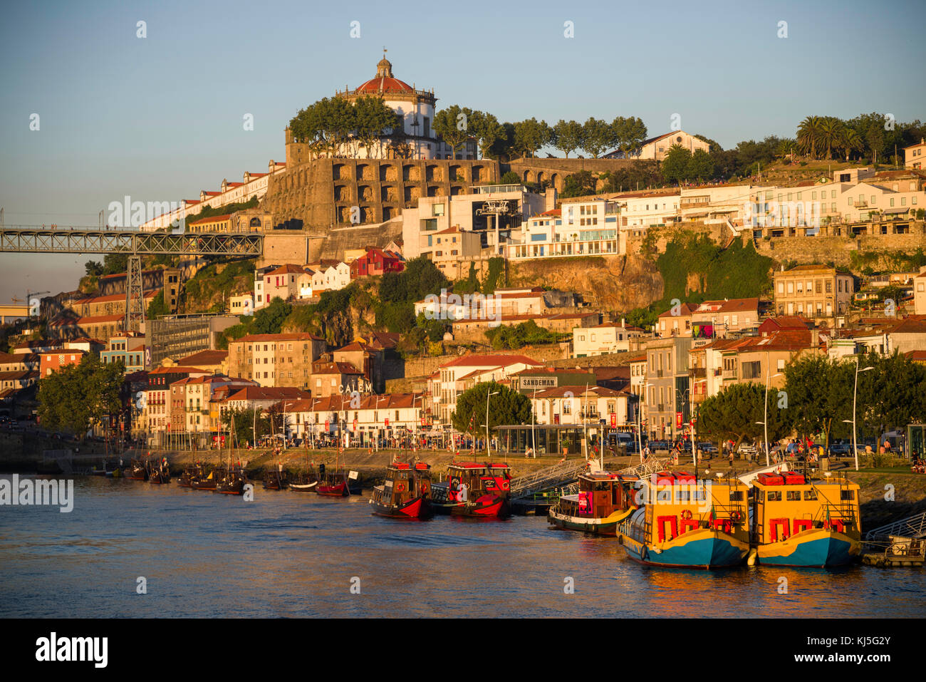Architettura storica sorge sopra il Rio Douro, Porto, Portogallo Foto Stock
