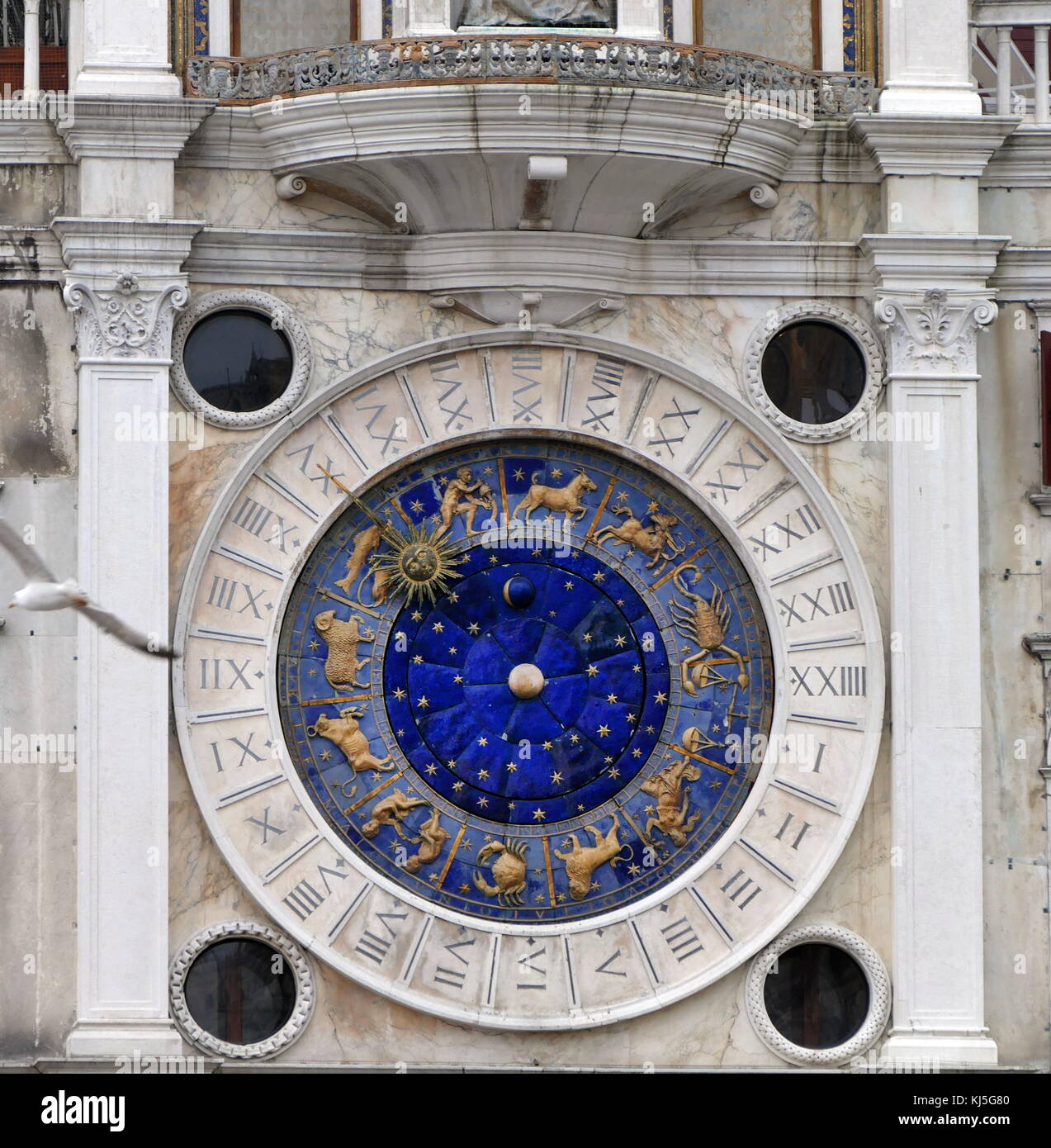 San Marco è di clock Clock alloggiata nella torre dell'Orologio di Piazza  San Marco a Venezia, Italia, adiacente le Procuratie Vecchie. Il primo  orologio alloggiato nella torre fu costruito e installato da