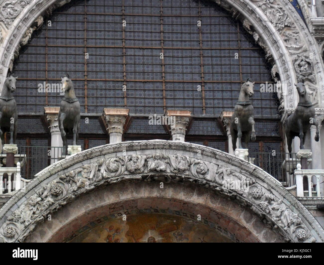 Basilica Cattedrale di San Marco e Basilica di San Marco a Venezia, Italia settentrionale. È il più famoso della città chiese e uno dei più noti esempi di architettura Italo-Byzantine Foto Stock