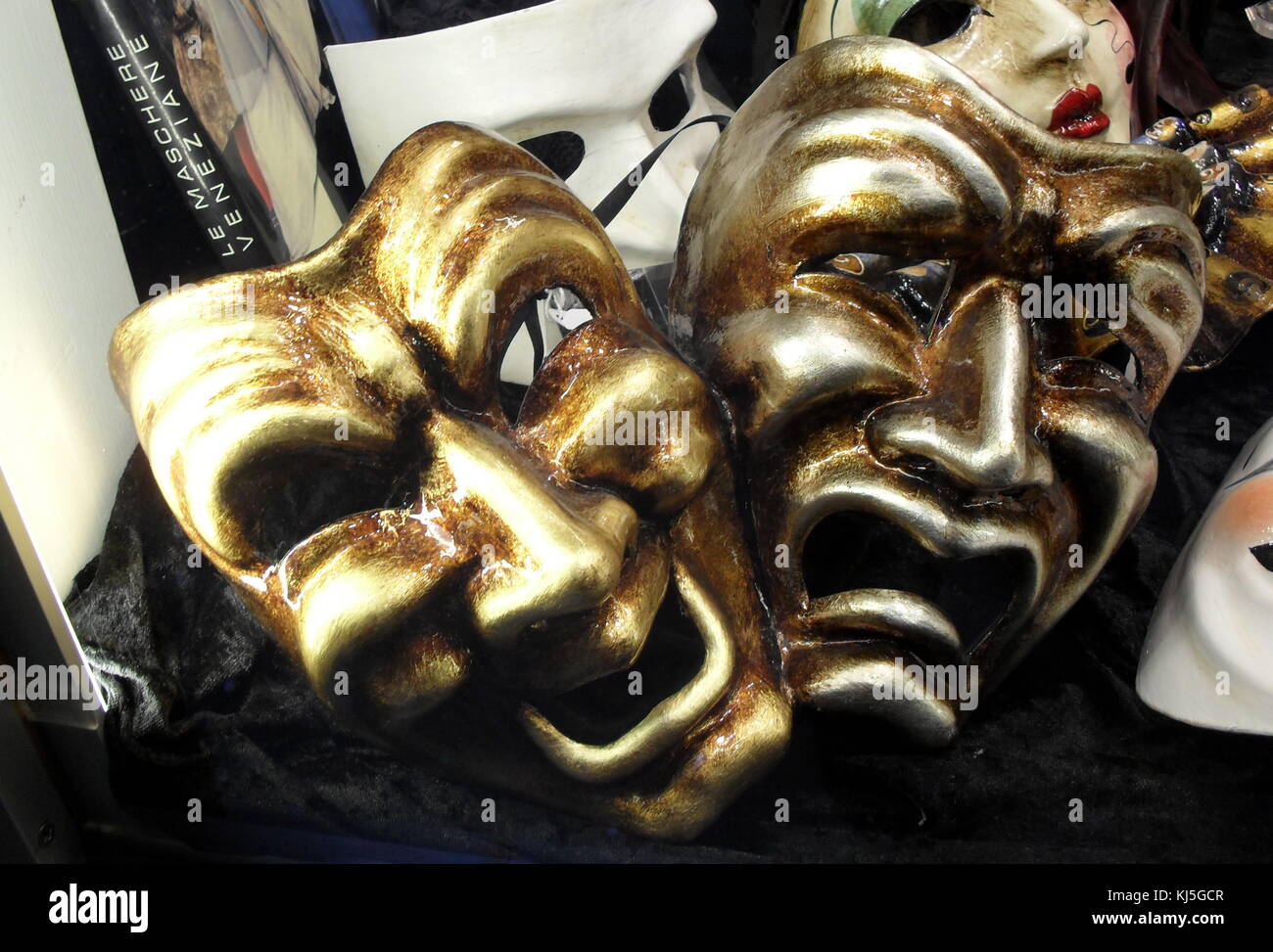 Maschere raffiguranti la commedia e la tragedia, come motivi del teatro