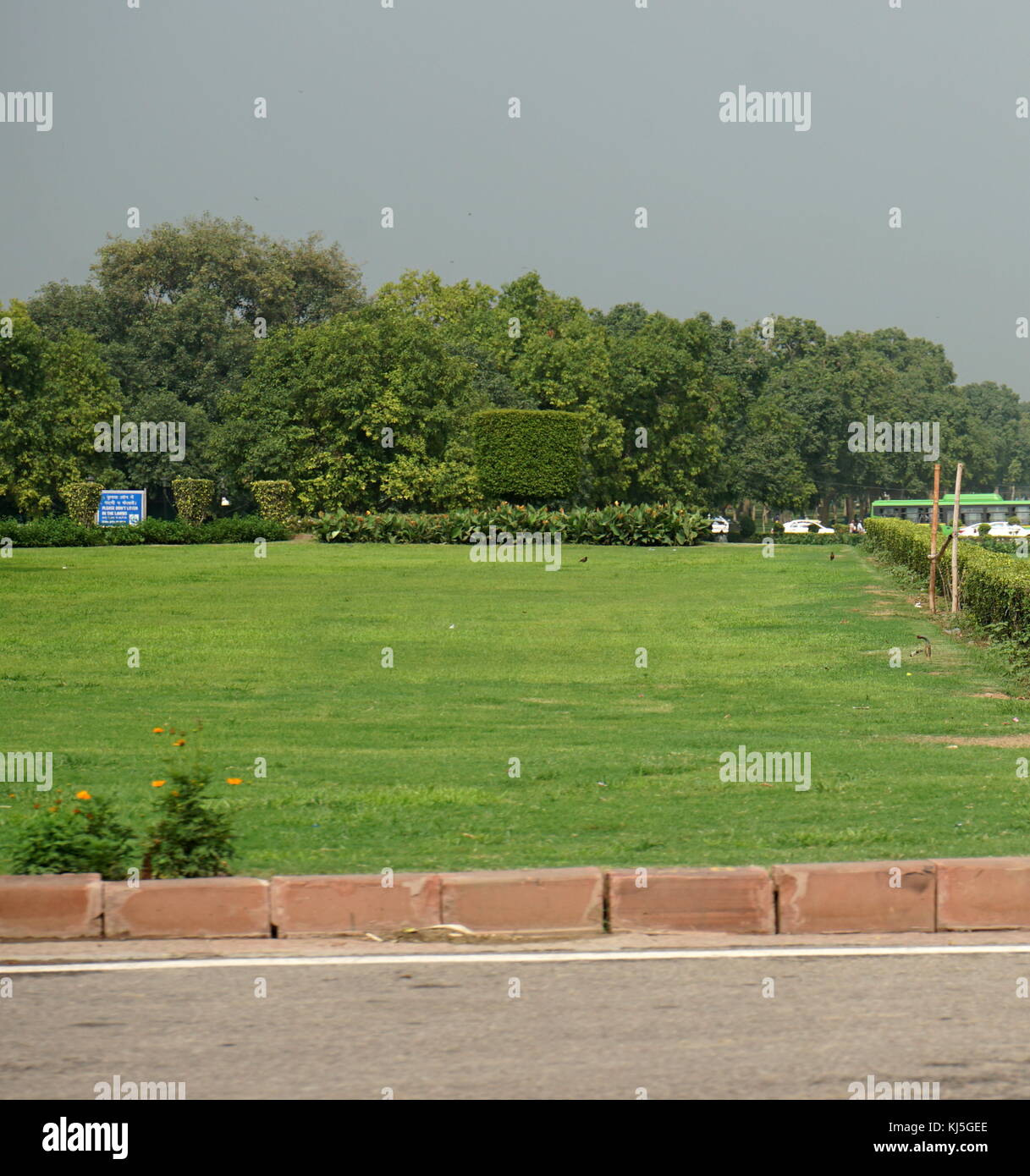 Vista da Rajpath Marg per l'India Gate, Delhi in India. Rajpath (il significato di "Re della strada") è un cerimoniale di boulevard a Nuova Delhi, in India, che corre da Rashtrapati Bhavan su Raisina Hill attraverso Vijay Chowk e India Gate per lo stadio nazionale. Il viale è rivestito su entrambi i lati da enormi prati, canali e filari di alberi. È stato progettato da Edward Lutyens Foto Stock