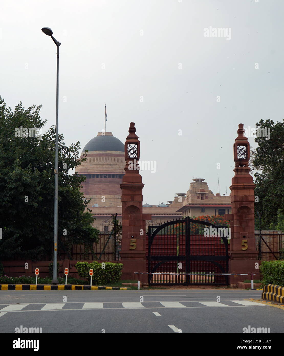 Il Rashtrapati Bhavan (residenza presidenziale), precedentemente noto come viceré's House è la sede ufficiale del Presidente dell'India, situato all'estremità occidentale di Rajpath in New Delhi, India. Si può fare riferimento al solo il mansion (340-camera Edificio principale) che ha il presidente della residenza ufficiale, sale e camere per gli ospiti e uffici; essa può anche consultare l'intero 130 ettari (320 acri) Presidente Station Wagon che include inoltre enormi giardini presidenziali (Giardini Mughal), Foto Stock