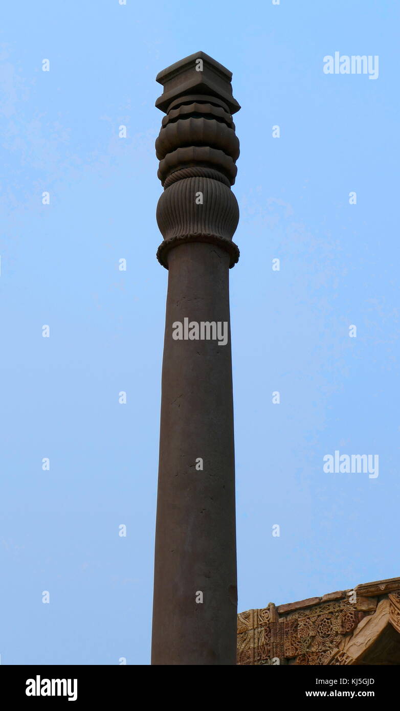 La colonna di ferro si trova nel complesso di Qutb (monumenti ed edifici), a Mehrauli in Delhi, India. Si tratta di un 7 m (23 ft) colonna, nel complesso di Qutb, notevole per la ruggine-composizione resistente dei metalli utilizzati nella sua costruzione. Il pilastro pesa oltre 6.000 kg (13.000 lb) ed è pensato per essere state originariamente eretto in che cosa ora è Udayagiri da uno dei monarchi Gupta in circa 402 CE Foto Stock