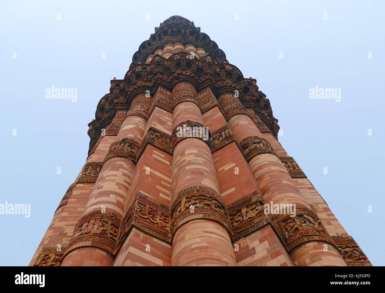 Qutab Minar è un minareto che fa parte del complesso di Qutb, un sito Patrimonio Mondiale dell'UNESCO nell'area Mehrauli di Delhi, India. Costruito con pietra arenaria rossa e marmo, Qutb Minar è a 73 metri (240 piedi) alta torre di rastremazione di cinque piani, con un 14,3 metri (47 piedi) di diametro di base, riducendo a 2,7 metri (9 piedi) al picco. Esso contiene una scala a spirale di 379 passi. Qutb al-Din Aibak, fondatore del Sultanato di Delhi, inizia la costruzione del Qutab Minar i primi piani di circa 1192. In 1220, Aibak suo successore e son-in-law Iltutmish completato un ulteriore tre piani. In 1369, fulmine colpì Foto Stock