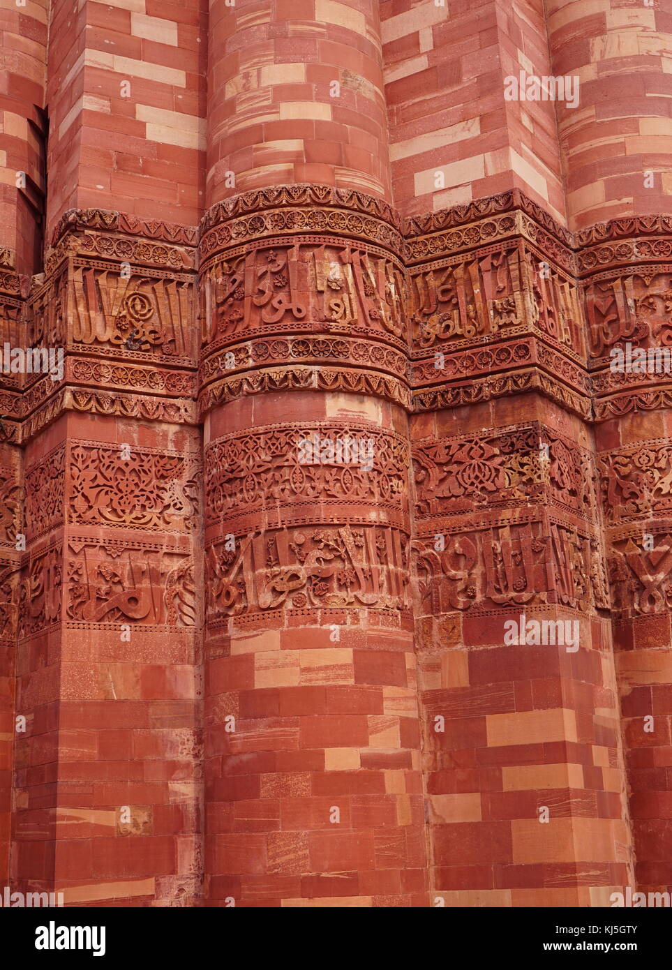 Qutab Minar è un minareto che fa parte del complesso di Qutb, un sito Patrimonio Mondiale dell'UNESCO nell'area Mehrauli di Delhi, India. Costruito con pietra arenaria rossa e marmo, Qutb Minar è a 73 metri (240 piedi) alta torre di rastremazione di cinque piani, con un 14,3 metri (47 piedi) di diametro di base, riducendo a 2,7 metri (9 piedi) al picco. Esso contiene una scala a spirale di 379 passi. Qutb al-Din Aibak, fondatore del Sultanato di Delhi, inizia la costruzione del Qutab Minar i primi piani di circa 1192. In 1220, Aibak suo successore e son-in-law Iltutmish completato un ulteriore tre piani. In 1369, fulmine colpì Foto Stock