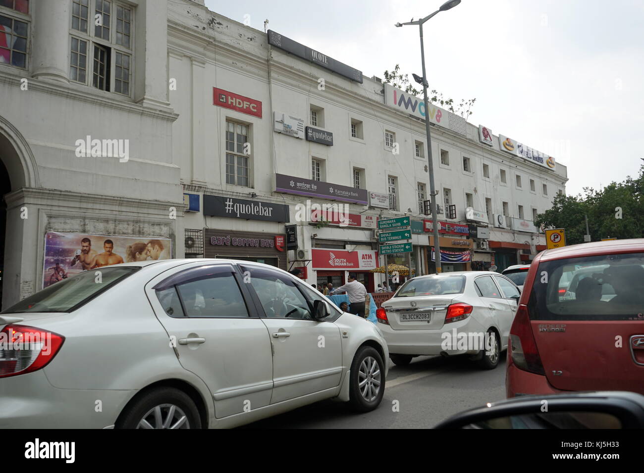 Connaught Place, un grande finanziarie, commerciali e centri di affari in New Delhi, India. È spesso abbreviato in CP e ospita la sede di diversi noti imprese indiane. Foto Stock