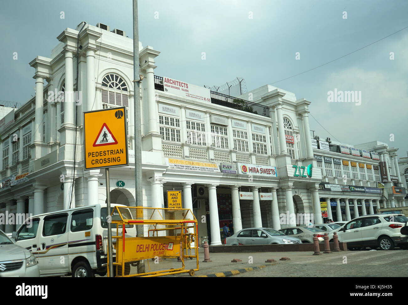 Connaught Place, un grande finanziarie, commerciali e centri di affari in New Delhi, India. È spesso abbreviato in CP e ospita la sede di diversi noti imprese indiane. Foto Stock