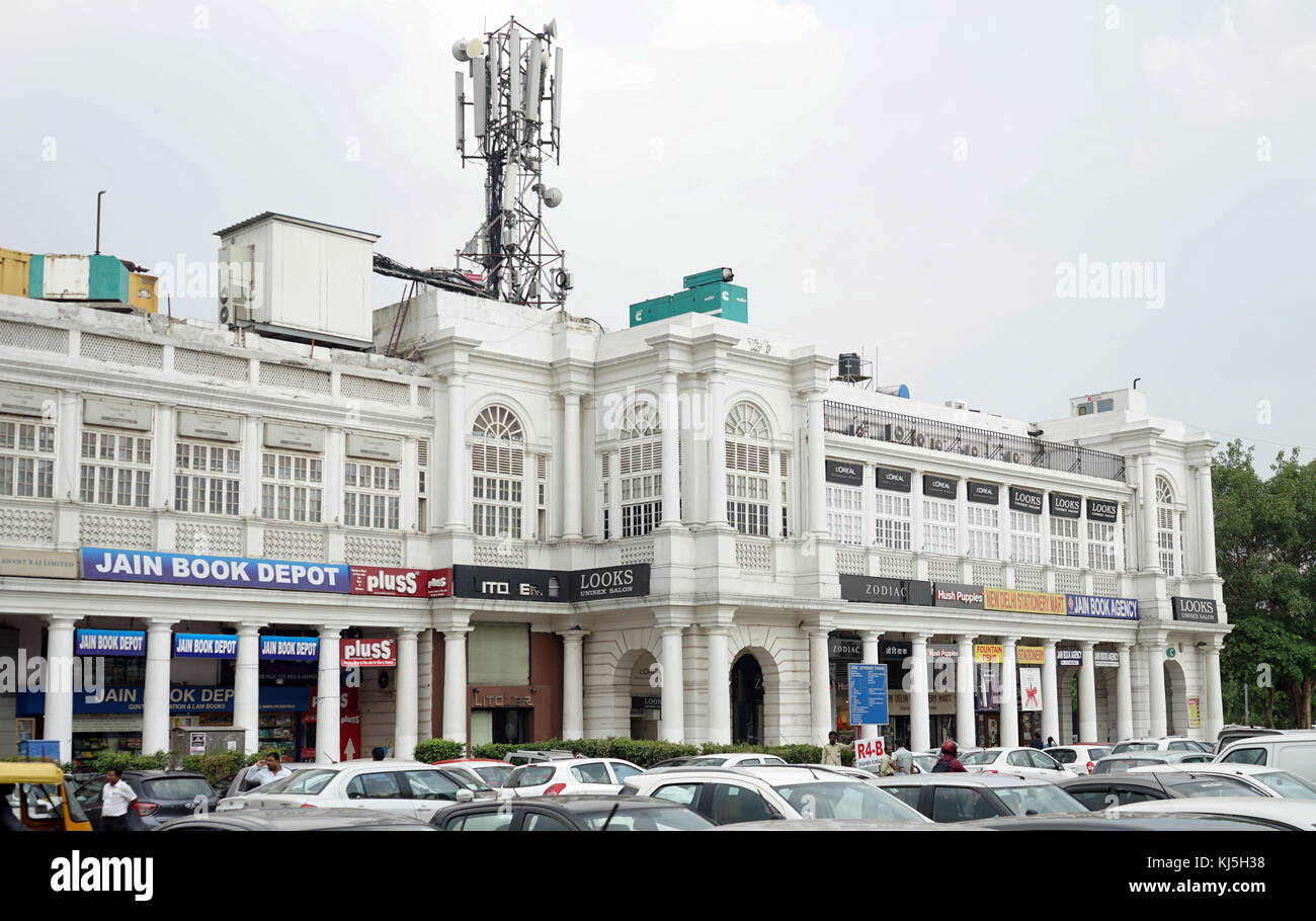 Connaught Place, un grande finanziarie, commerciali e centri di affari in New Delhi, India. È spesso abbreviato in CP e ospita la sede di diversi noti imprese indiane. Foto Stock