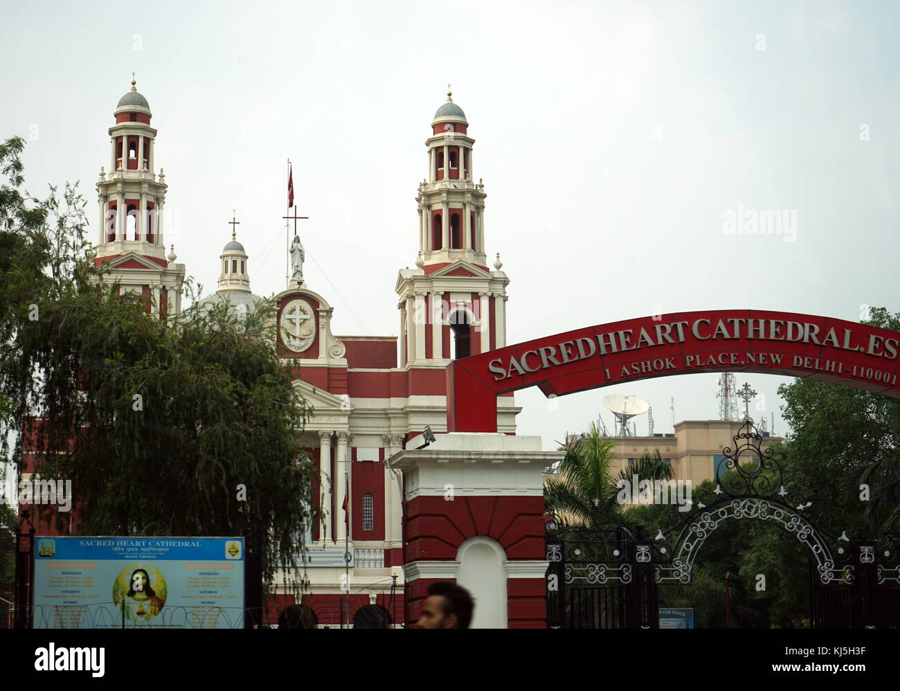Il Sacro Cuore, Cattedrale cattolica romana a New Delhi, in India. Insieme con san Colombano la scuola e il convento di Gesù e di Maria la scuola occupa una superficie totale di 14 acri vicino al lato meridionale di Bhai Var Singh Marg strada in Connaught Place. Padre Luca, un membro del primo ordine francescano, fondato da San Francesco di Assisi, ha preso l' iniziativa di costruire la chiesa e l'Arcivescovo di Agra nel 1929 Rev. Il Dott. E. Vanni posò la prima pietra nel 1929 e la costruzione è iniziata nel 1930. Foto Stock