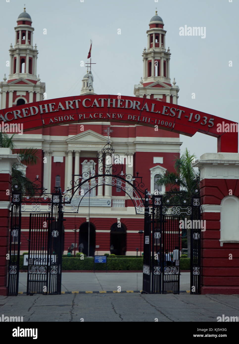 Il Sacro Cuore, Cattedrale cattolica romana a New Delhi, in India. Insieme con san Colombano la scuola e il convento di Gesù e di Maria la scuola occupa una superficie totale di 14 acri vicino al lato meridionale di Bhai Var Singh Marg strada in Connaught Place. Padre Luca, un membro del primo ordine francescano, fondato da San Francesco di Assisi, ha preso l' iniziativa di costruire la chiesa e l'Arcivescovo di Agra nel 1929 Rev. Il Dott. E. Vanni posò la prima pietra nel 1929 e la costruzione è iniziata nel 1930. Foto Stock
