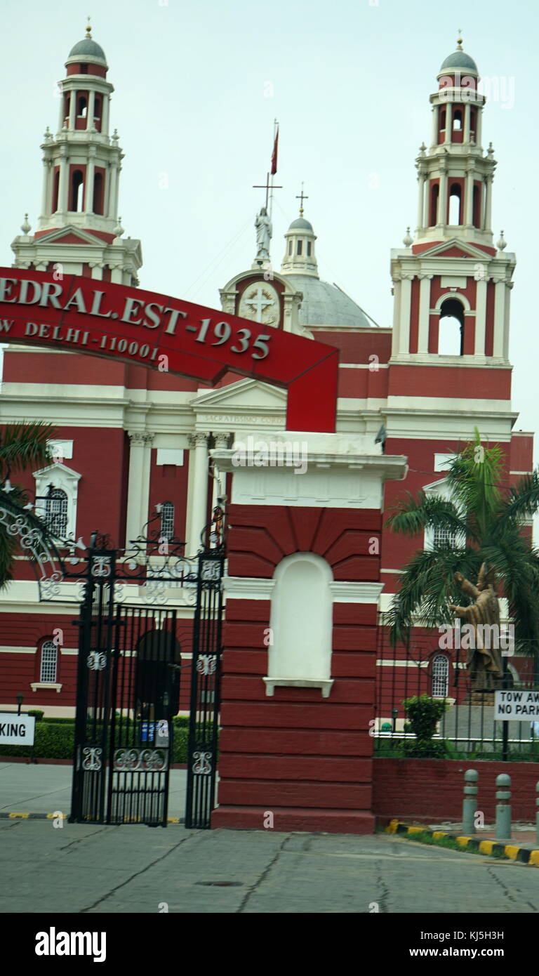Il Sacro Cuore, Cattedrale cattolica romana a New Delhi, in India. Insieme con san Colombano la scuola e il convento di Gesù e di Maria la scuola occupa una superficie totale di 14 acri vicino al lato meridionale di Bhai Var Singh Marg strada in Connaught Place. Padre Luca, un membro del primo ordine francescano, fondato da San Francesco di Assisi, ha preso l' iniziativa di costruire la chiesa e l'Arcivescovo di Agra nel 1929 Rev. Il Dott. E. Vanni posò la prima pietra nel 1929 e la costruzione è iniziata nel 1930. Foto Stock