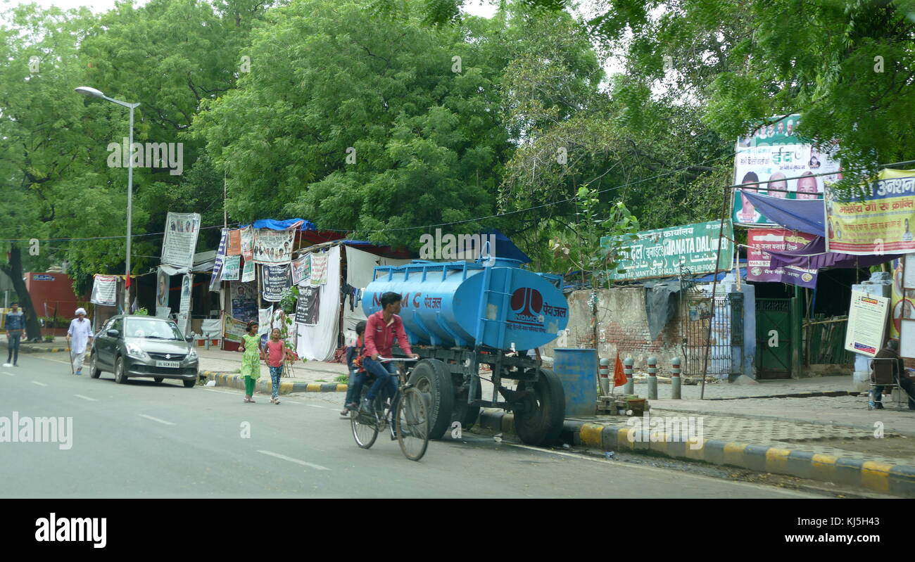 I dimostranti si accamparono al di fuori degli uffici del Janata Dal un Indiano partito politico che è stata formata attraverso la fusione di Janata Party fazioni, il Lok Dal, il Congresso e il Jan Morcha uniti su 11 Ottobre 1988 Foto Stock