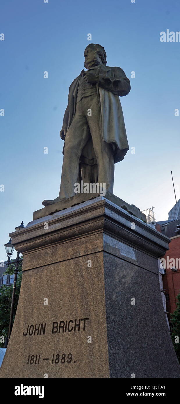 La statua di John Bright, che si trova in piazza Albert, è stato creato da Albert Bruce-Joy. John Bright (16 novembre 1811 - 27 Marzo 1889), Quaker, era un radicale britannica e statista liberale, uno dei più grandi oratori della sua generazione e un promotore di politiche del libero mercato. Foto Stock