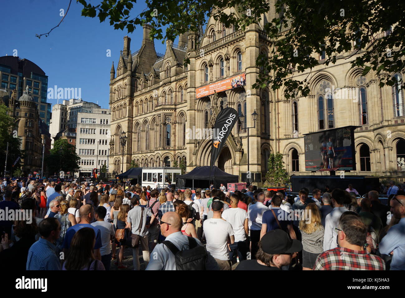 Veglia di Manchester Town Hall, durante i giorni seguenti il 22 maggio 2017, attentato suicida, effettuata a Manchester Arena di Manchester, Inghilterra, a seguito di un concerto del cantante americana Ariana Grande.. Il Municipio è un Vittoriano, neo-gotico palazzo comunale a Manchester in Inghilterra. È il cerimoniale di sede del Manchester City Council è stato progettato da architetto Alfred Waterhouse, il municipio fu completato nel 1877. Foto Stock