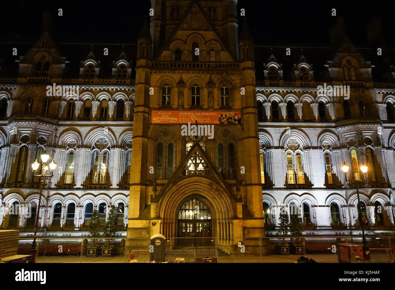 Veglia di Manchester Town Hall, durante i giorni seguenti il 22 maggio 2017, attentato suicida, effettuata a Manchester Arena di Manchester, Inghilterra, a seguito di un concerto del cantante americana Ariana Grande.. Il Municipio è un Vittoriano, neo-gotico palazzo comunale a Manchester in Inghilterra. È il cerimoniale di sede del Manchester City Council è stato progettato da architetto Alfred Waterhouse, il municipio fu completato nel 1877. Foto Stock