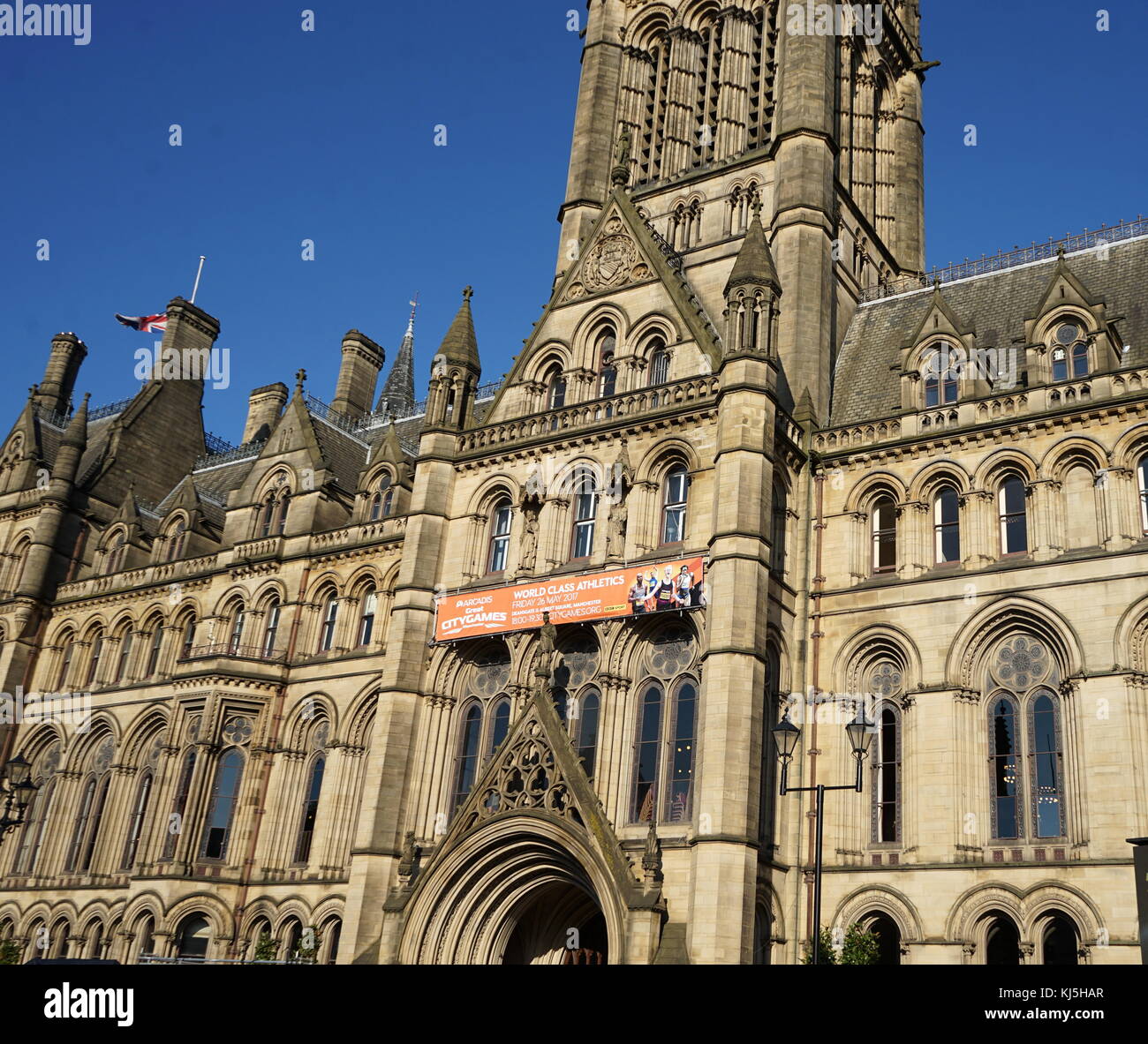 Veglia di Manchester Town Hall, durante i giorni seguenti il 22 maggio 2017, attentato suicida, effettuata a Manchester Arena di Manchester, Inghilterra, a seguito di un concerto del cantante americana Ariana Grande.. Il Municipio è un Vittoriano, neo-gotico palazzo comunale a Manchester in Inghilterra. È il cerimoniale di sede del Manchester City Council è stato progettato da architetto Alfred Waterhouse, il municipio fu completato nel 1877. Foto Stock