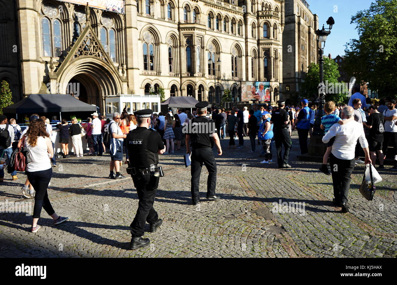 Veglia di Manchester Town Hall, durante i giorni seguenti il 22 maggio 2017, attentato suicida, effettuata a Manchester Arena di Manchester, Inghilterra, a seguito di un concerto del cantante americana Ariana Grande.. Il Municipio è un Vittoriano, neo-gotico palazzo comunale a Manchester in Inghilterra. È il cerimoniale di sede del Manchester City Council è stato progettato da architetto Alfred Waterhouse, il municipio fu completato nel 1877. Foto Stock