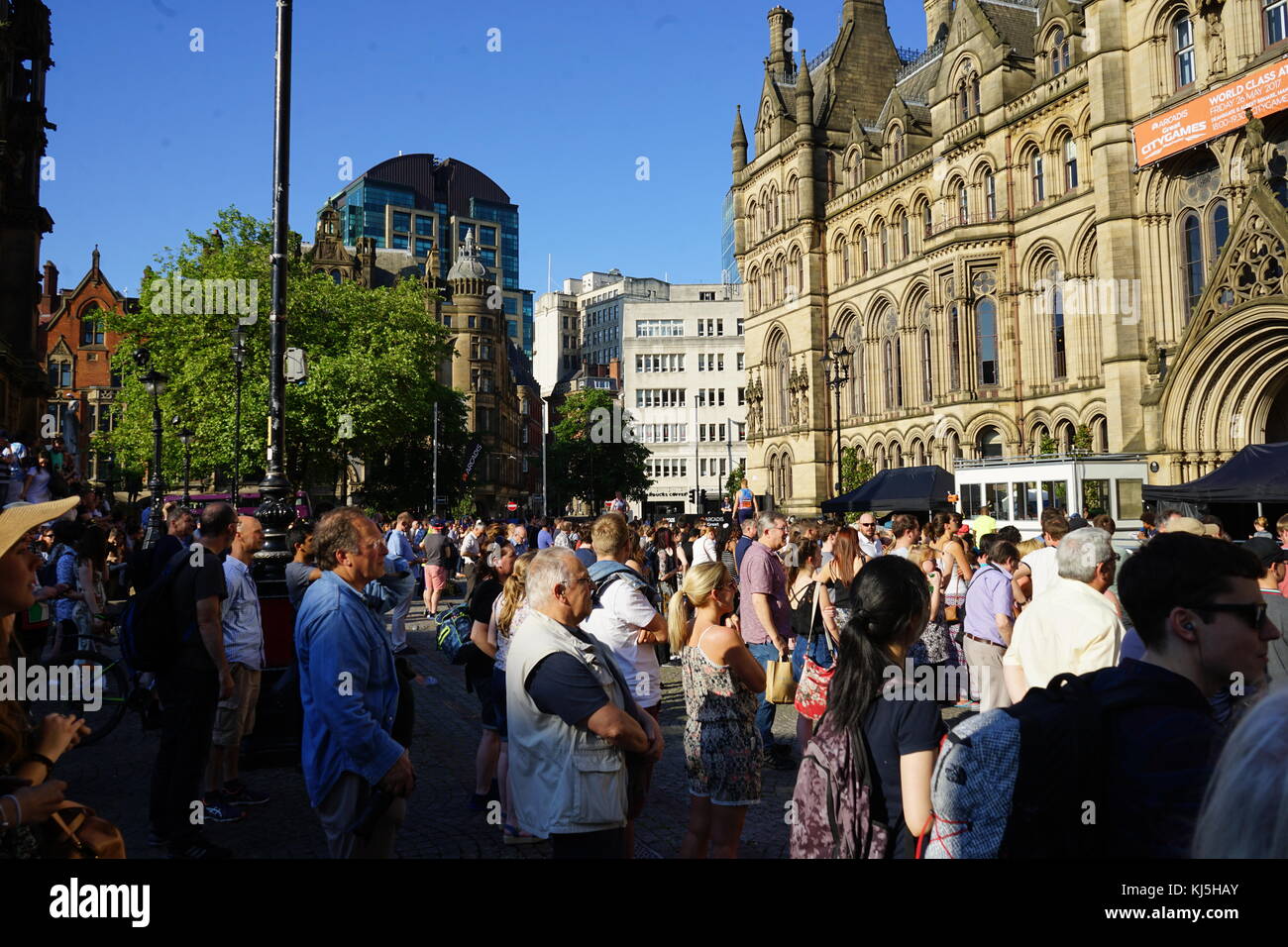 Veglia di Manchester Town Hall, durante i giorni seguenti il 22 maggio 2017, attentato suicida, effettuata a Manchester Arena di Manchester, Inghilterra, a seguito di un concerto del cantante americana Ariana Grande.. Il Municipio è un Vittoriano, neo-gotico palazzo comunale a Manchester in Inghilterra. È il cerimoniale di sede del Manchester City Council è stato progettato da architetto Alfred Waterhouse, il municipio fu completato nel 1877. Foto Stock