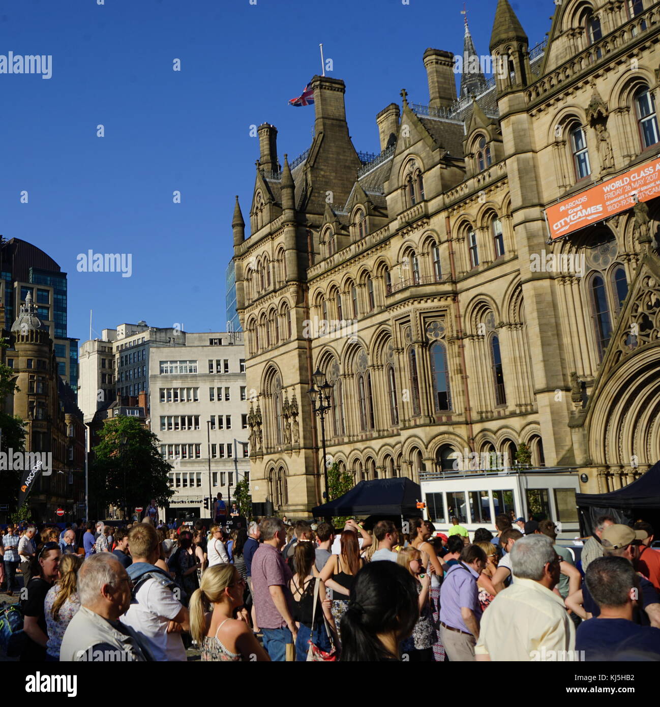 Veglia di Manchester Town Hall, durante i giorni seguenti il 22 maggio 2017, attentato suicida, effettuata a Manchester Arena di Manchester, Inghilterra, a seguito di un concerto del cantante americana Ariana Grande.. Il Municipio è un Vittoriano, neo-gotico palazzo comunale a Manchester in Inghilterra. È il cerimoniale di sede del Manchester City Council è stato progettato da architetto Alfred Waterhouse, il municipio fu completato nel 1877. Foto Stock