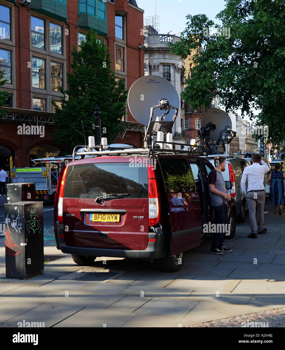 Mezzi di copertura della veglia in St Ann's Square durante i giorni seguenti il 22 maggio 2017, attentato suicida, effettuata a Manchester Arena di Manchester, Inghilterra, a seguito di un concerto del cantante americana Ariana Grande. Foto Stock