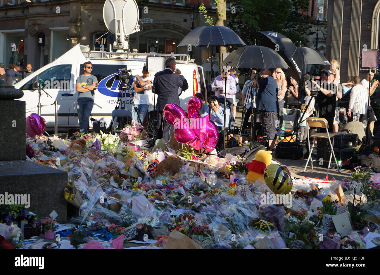 Mezzi di copertura della veglia in St Ann's Square durante i giorni seguenti il 22 maggio 2017, attentato suicida, effettuata a Manchester Arena di Manchester, Inghilterra, a seguito di un concerto del cantante americana Ariana Grande. Foto Stock