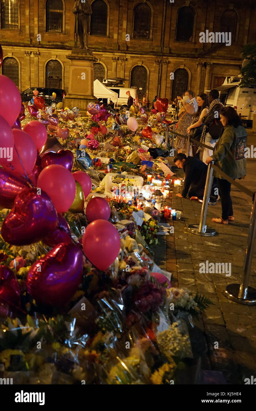 Veglia in St Ann's Square, Manchester, durante i giorni seguenti il 22 maggio 2017, attentato suicida, effettuata a Manchester Arena di Manchester, Inghilterra, a seguito di un concerto del cantante americana Ariana Grande. Foto Stock