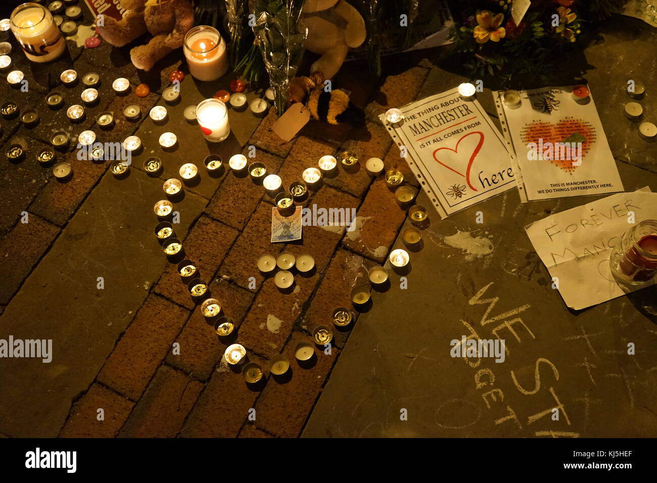 Veglia in St Ann's Square, Manchester, durante i giorni seguenti il 22 maggio 2017, attentato suicida, effettuata a Manchester Arena di Manchester, Inghilterra, a seguito di un concerto del cantante americana Ariana Grande. Foto Stock