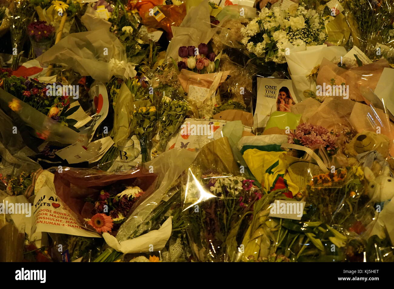 Veglia in St Ann's Square, Manchester, durante i giorni seguenti il 22 maggio 2017, attentato suicida, effettuata a Manchester Arena di Manchester, Inghilterra, a seguito di un concerto del cantante americana Ariana Grande. Foto Stock