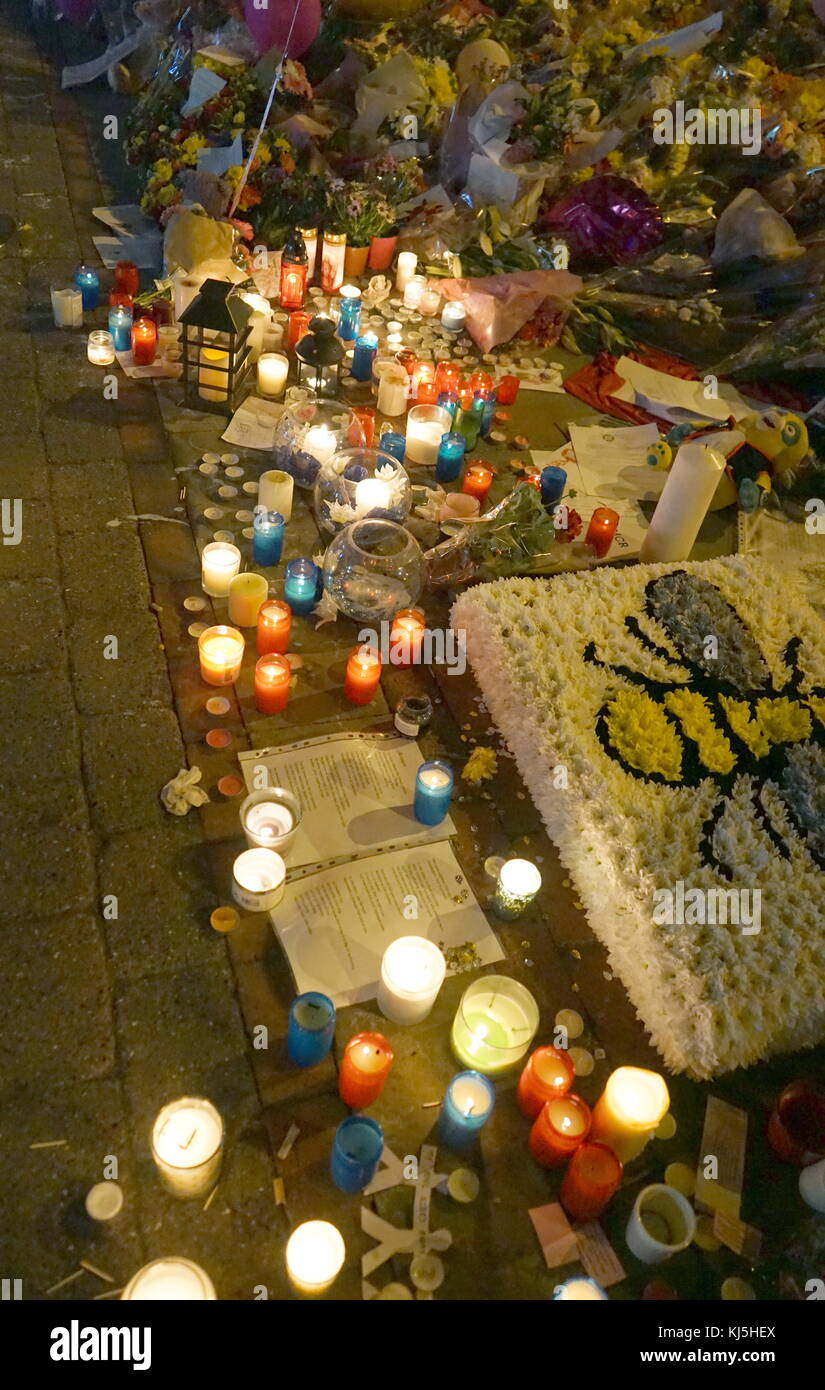 Veglia in St Ann's Square, Manchester, durante i giorni seguenti il 22 maggio 2017, attentato suicida, effettuata a Manchester Arena di Manchester, Inghilterra, a seguito di un concerto del cantante americana Ariana Grande. Foto Stock