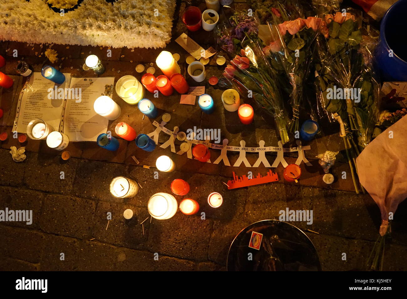 Veglia in St Ann's Square, Manchester, durante i giorni seguenti il 22 maggio 2017, attentato suicida, effettuata a Manchester Arena di Manchester, Inghilterra, a seguito di un concerto del cantante americana Ariana Grande. Foto Stock