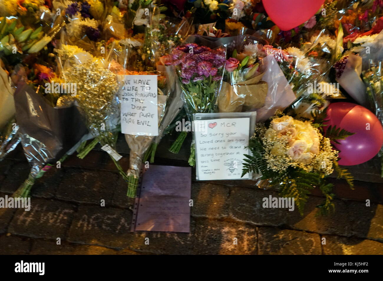 Veglia in St Ann's Square, Manchester, durante i giorni seguenti il 22 maggio 2017, attentato suicida, effettuata a Manchester Arena di Manchester, Inghilterra, a seguito di un concerto del cantante americana Ariana Grande. Foto Stock