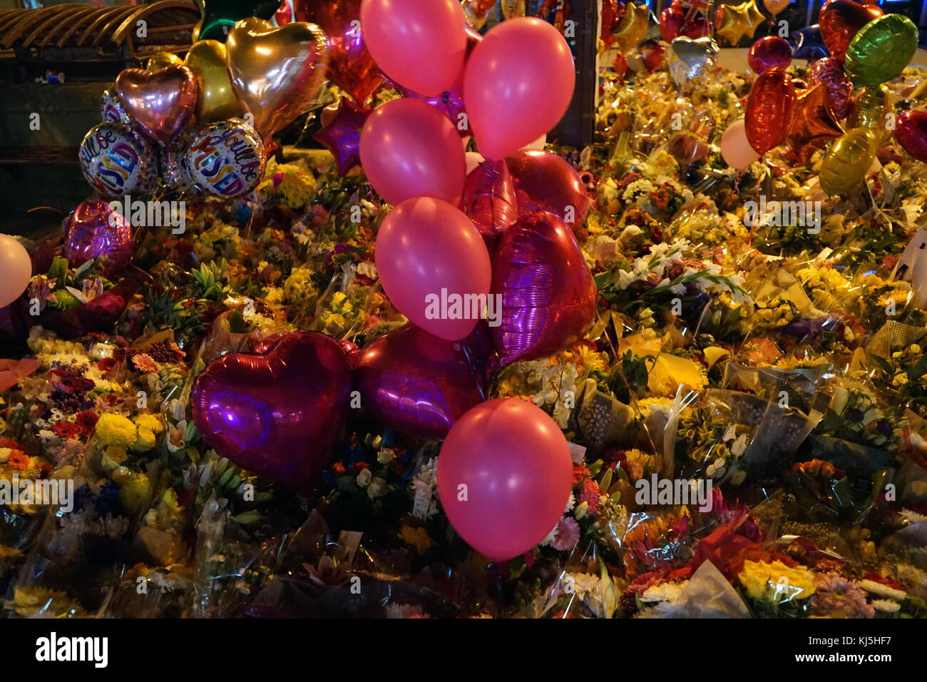 Veglia in St Ann's Square, Manchester, durante i giorni seguenti il 22 maggio 2017, attentato suicida, effettuata a Manchester Arena di Manchester, Inghilterra, a seguito di un concerto del cantante americana Ariana Grande. Foto Stock