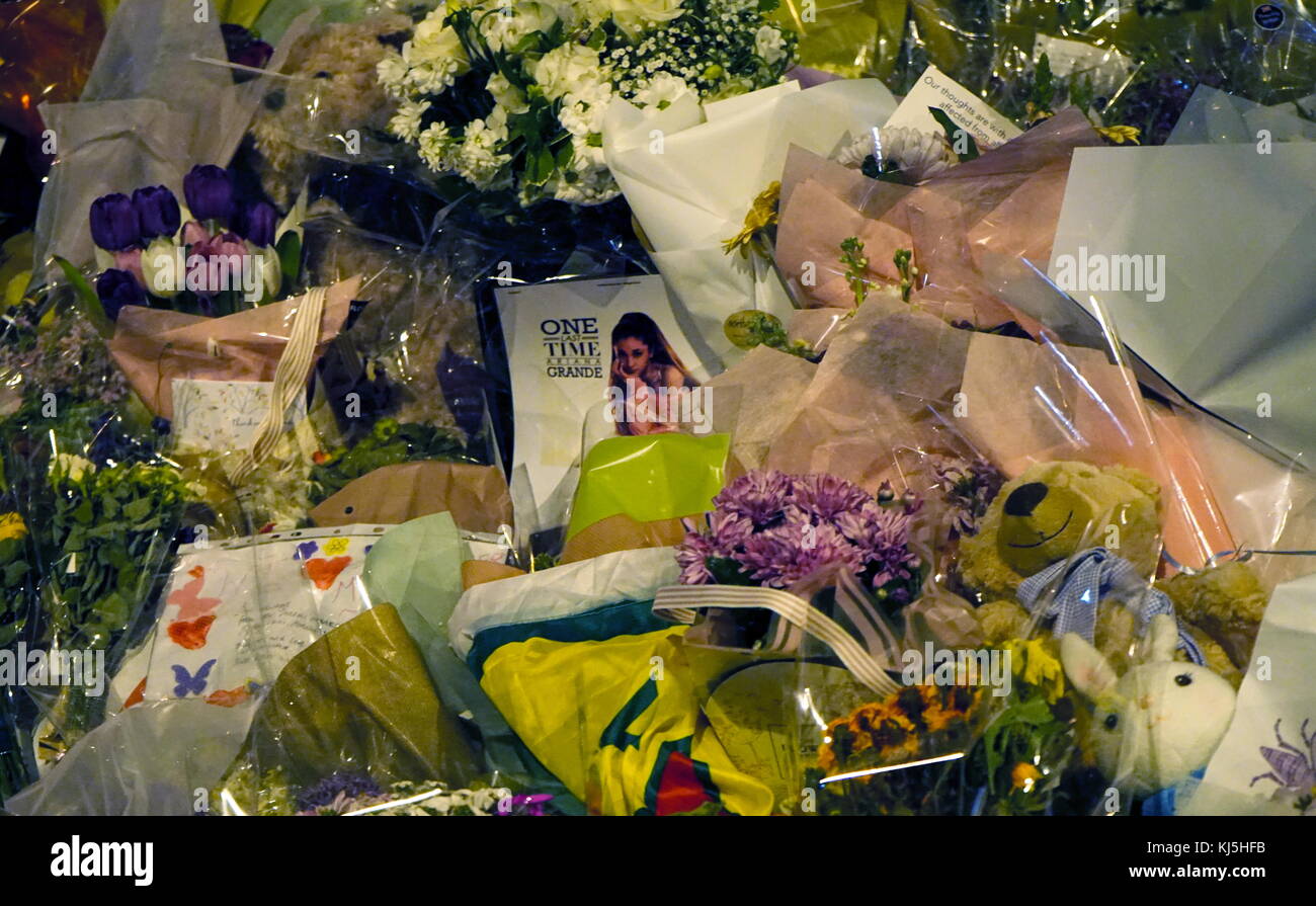 Veglia in St Ann's Square, Manchester, durante i giorni seguenti il 22 maggio 2017, attentato suicida, effettuata a Manchester Arena di Manchester, Inghilterra, a seguito di un concerto del cantante americana Ariana Grande. Foto Stock