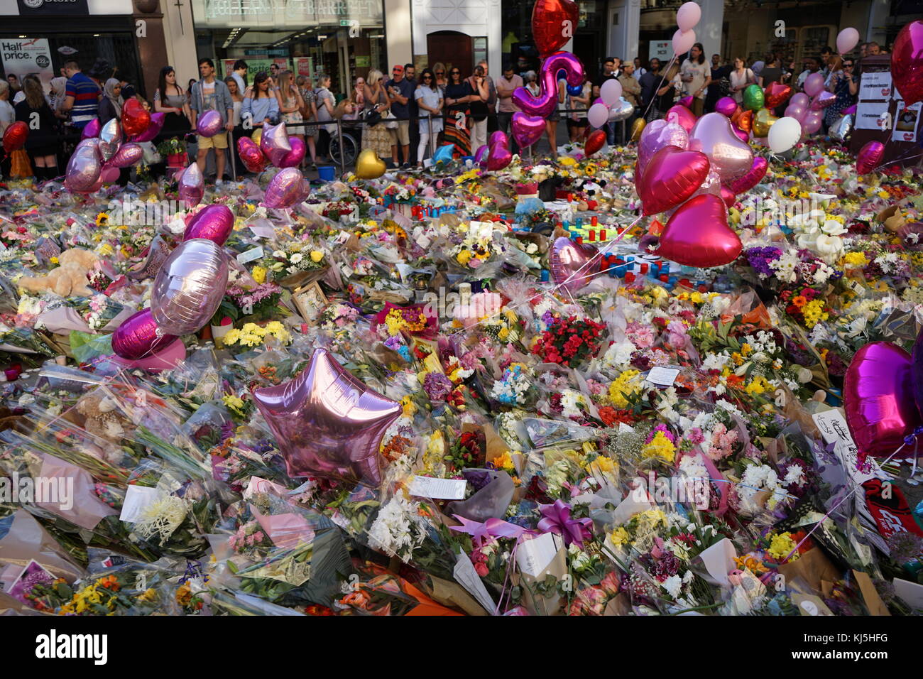 Veglia in St Ann's Square, Manchester, durante i giorni seguenti il 22 maggio 2017, attentato suicida, effettuata a Manchester Arena di Manchester, Inghilterra, a seguito di un concerto del cantante americana Ariana Grande. Foto Stock