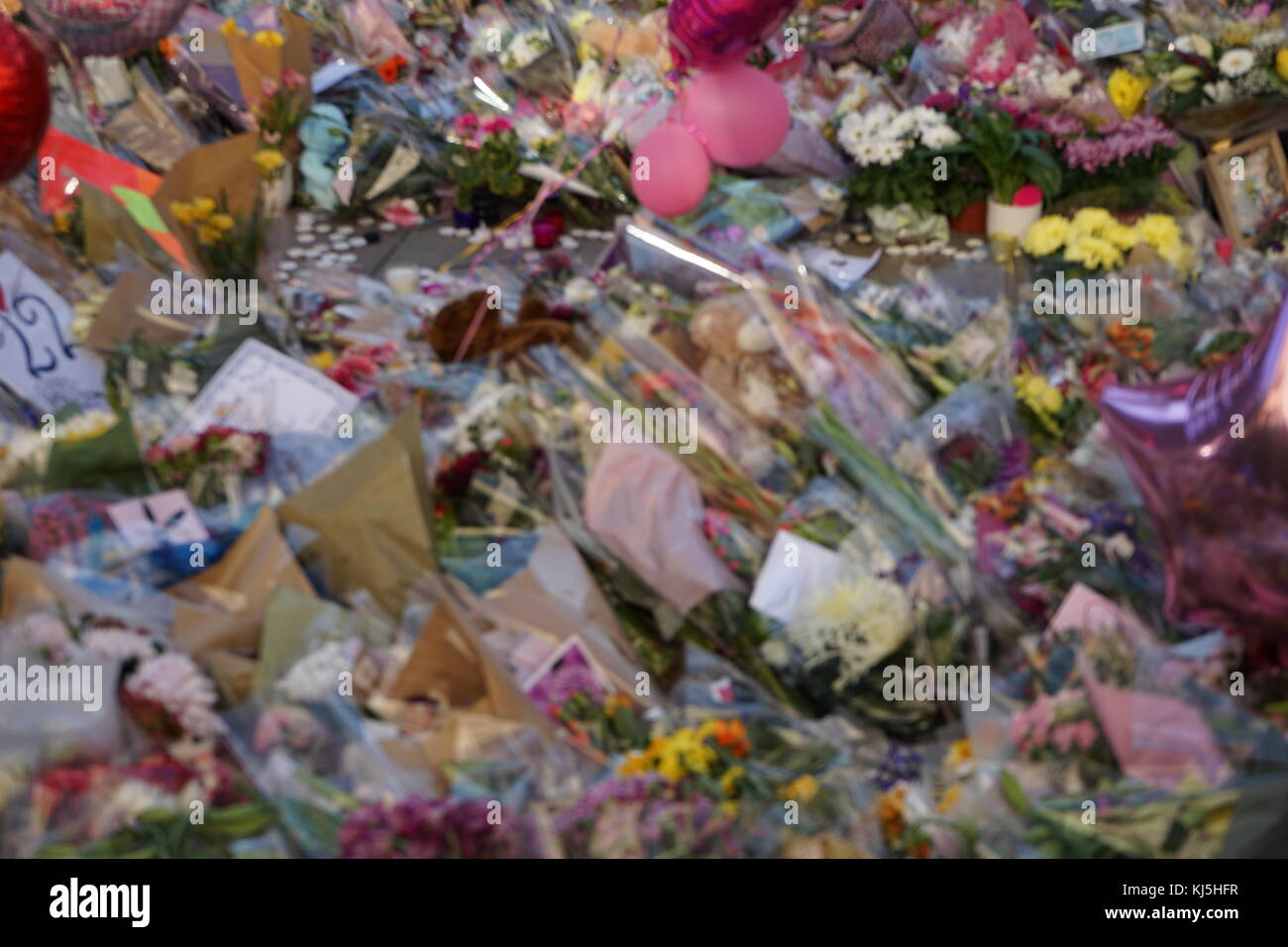 Veglia in St Ann's Square, Manchester, durante i giorni seguenti il 22 maggio 2017, attentato suicida, effettuata a Manchester Arena di Manchester, Inghilterra, a seguito di un concerto del cantante americana Ariana Grande. Foto Stock