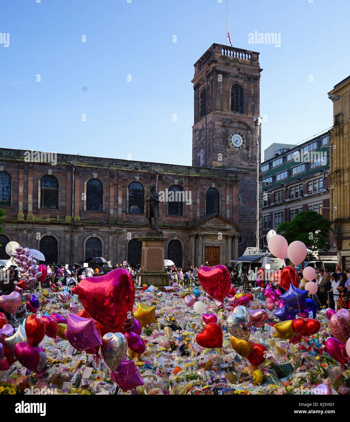 Veglia in St Ann's Square, Manchester, durante i giorni seguenti il 22 maggio 2017, attentato suicida, effettuata a Manchester Arena di Manchester, Inghilterra, a seguito di un concerto del cantante americana Ariana Grande. Foto Stock