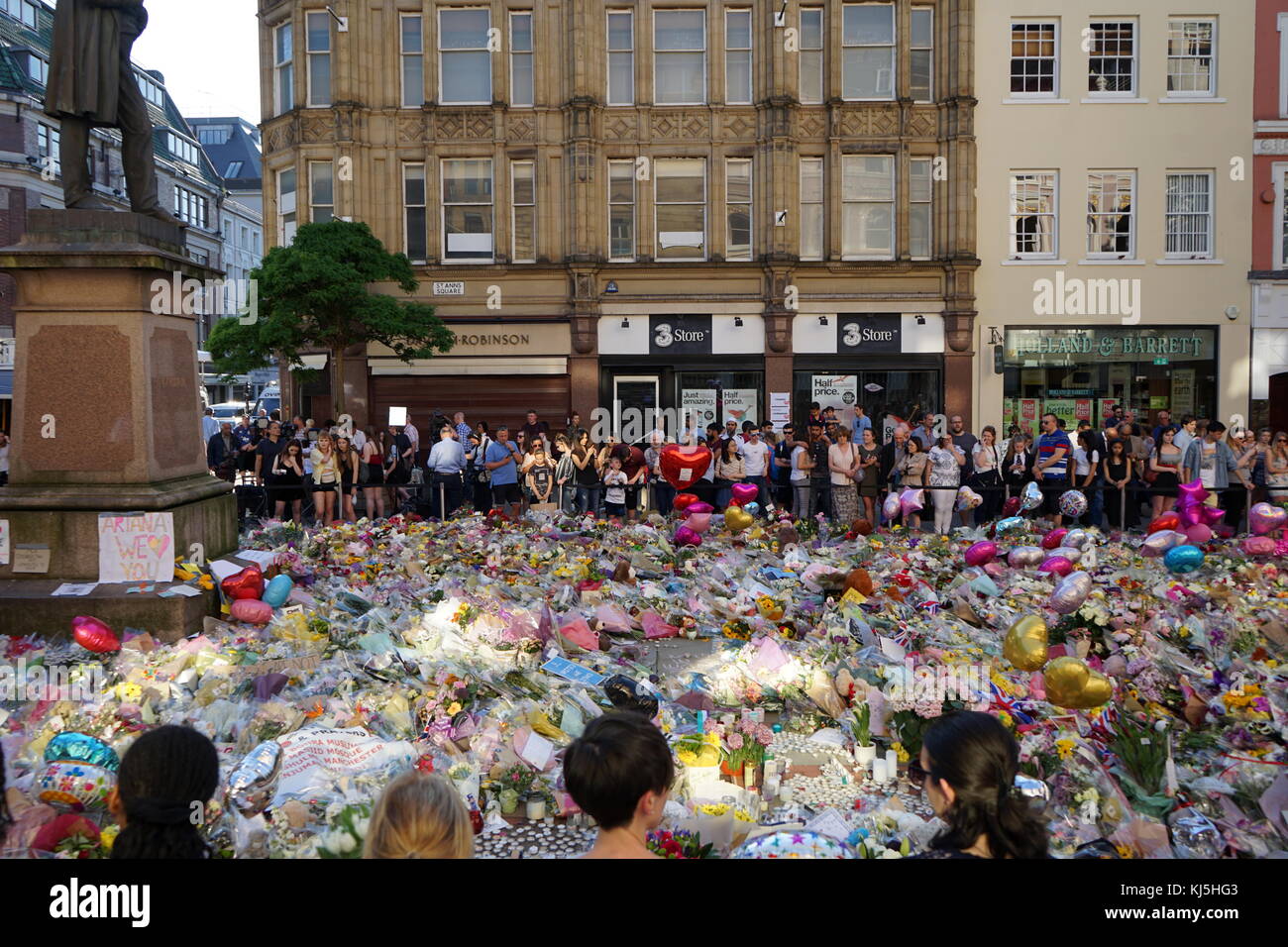 Veglia in St Ann's Square, Manchester, durante i giorni seguenti il 22 maggio 2017, attentato suicida, effettuata a Manchester Arena di Manchester, Inghilterra, a seguito di un concerto del cantante americana Ariana Grande. Foto Stock