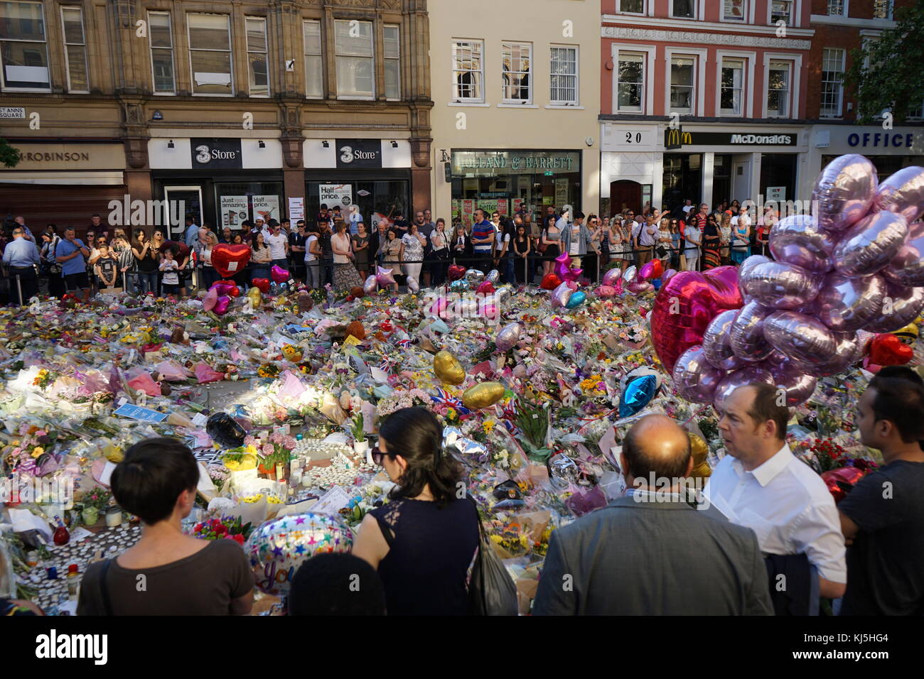 Veglia in St Ann's Square, Manchester, durante i giorni seguenti il 22 maggio 2017, attentato suicida, effettuata a Manchester Arena di Manchester, Inghilterra, a seguito di un concerto del cantante americana Ariana Grande. Foto Stock