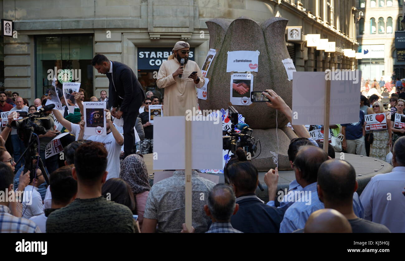 Veglia in St Ann's Square, Manchester, durante i giorni seguenti il 22 maggio 2017, attentato suicida, effettuata a Manchester Arena di Manchester, Inghilterra, a seguito di un concerto del cantante americana Ariana Grande. Foto Stock