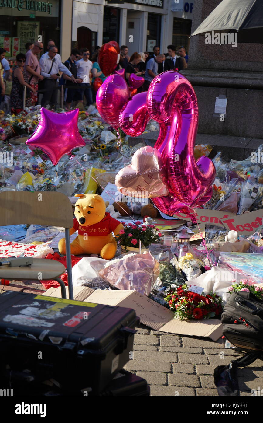 Veglia in St Ann's Square, Manchester, durante i giorni seguenti il 22 maggio 2017, attentato suicida, effettuata a Manchester Arena di Manchester, Inghilterra, a seguito di un concerto del cantante americana Ariana Grande. Foto Stock