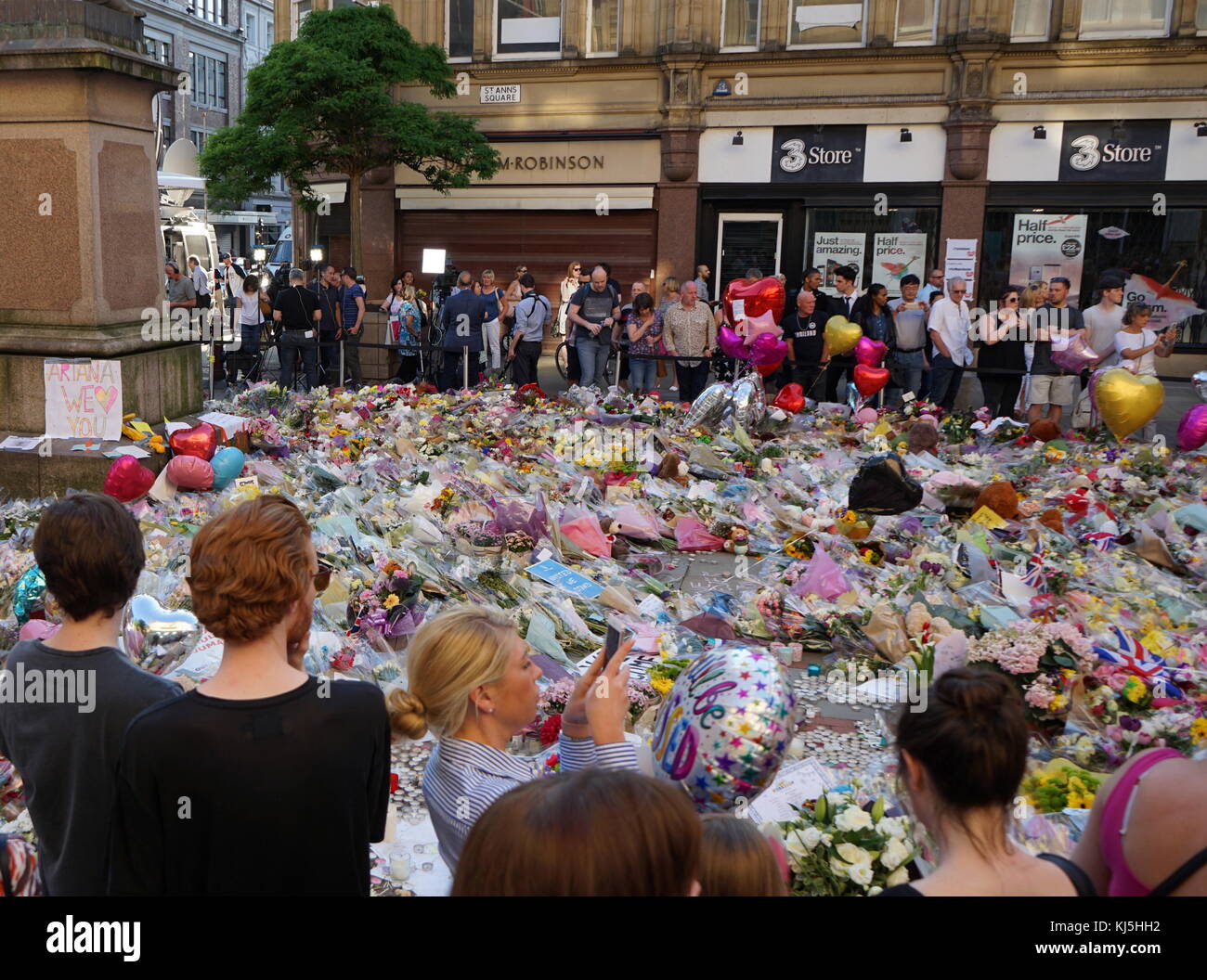 Veglia in St Ann's Square, Manchester, durante i giorni seguenti il 22 maggio 2017, attentato suicida, effettuata a Manchester Arena di Manchester, Inghilterra, a seguito di un concerto del cantante americana Ariana Grande. Foto Stock