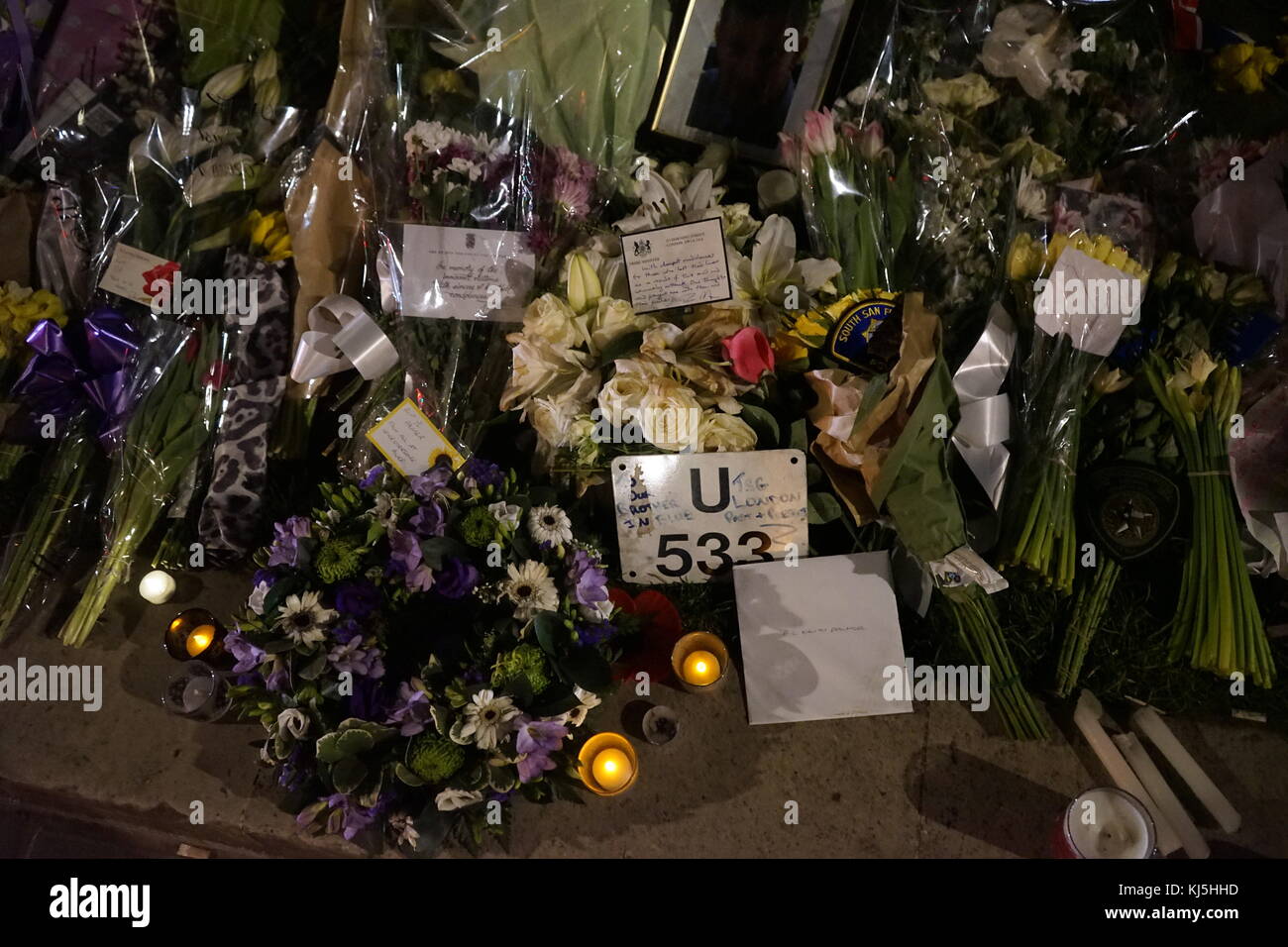 Omaggi a Westminster a Londra dopo il 22 marzo 2017, un attacco terroristico in prossimità del Palazzo di Westminster a Londra, sede del parlamento britannico. Foto Stock