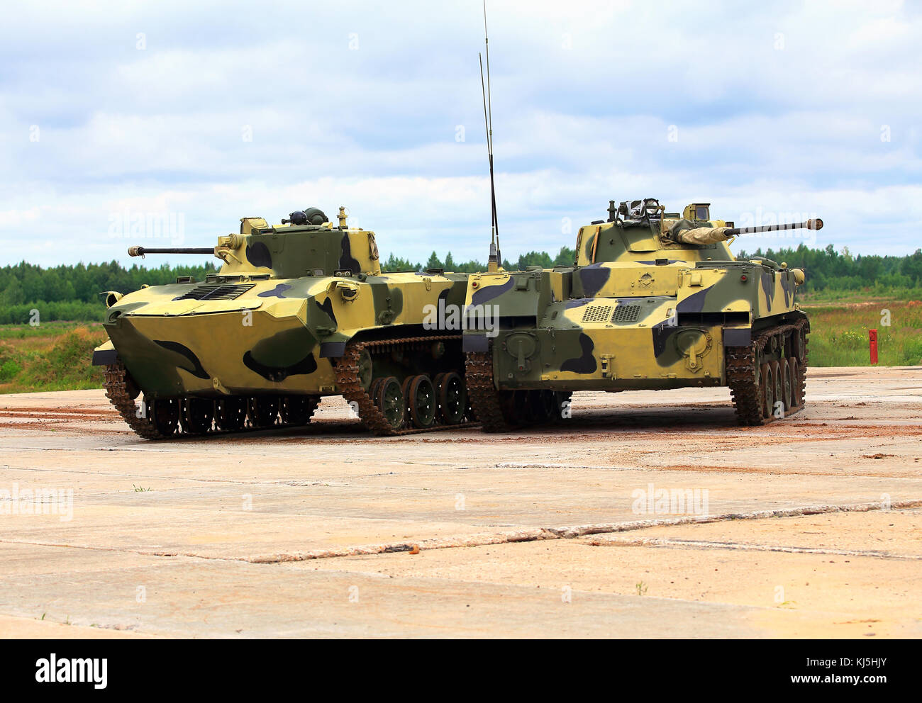 Airborne lottare contro i veicoli bmd-2 sul campo di addestramento militare Foto Stock