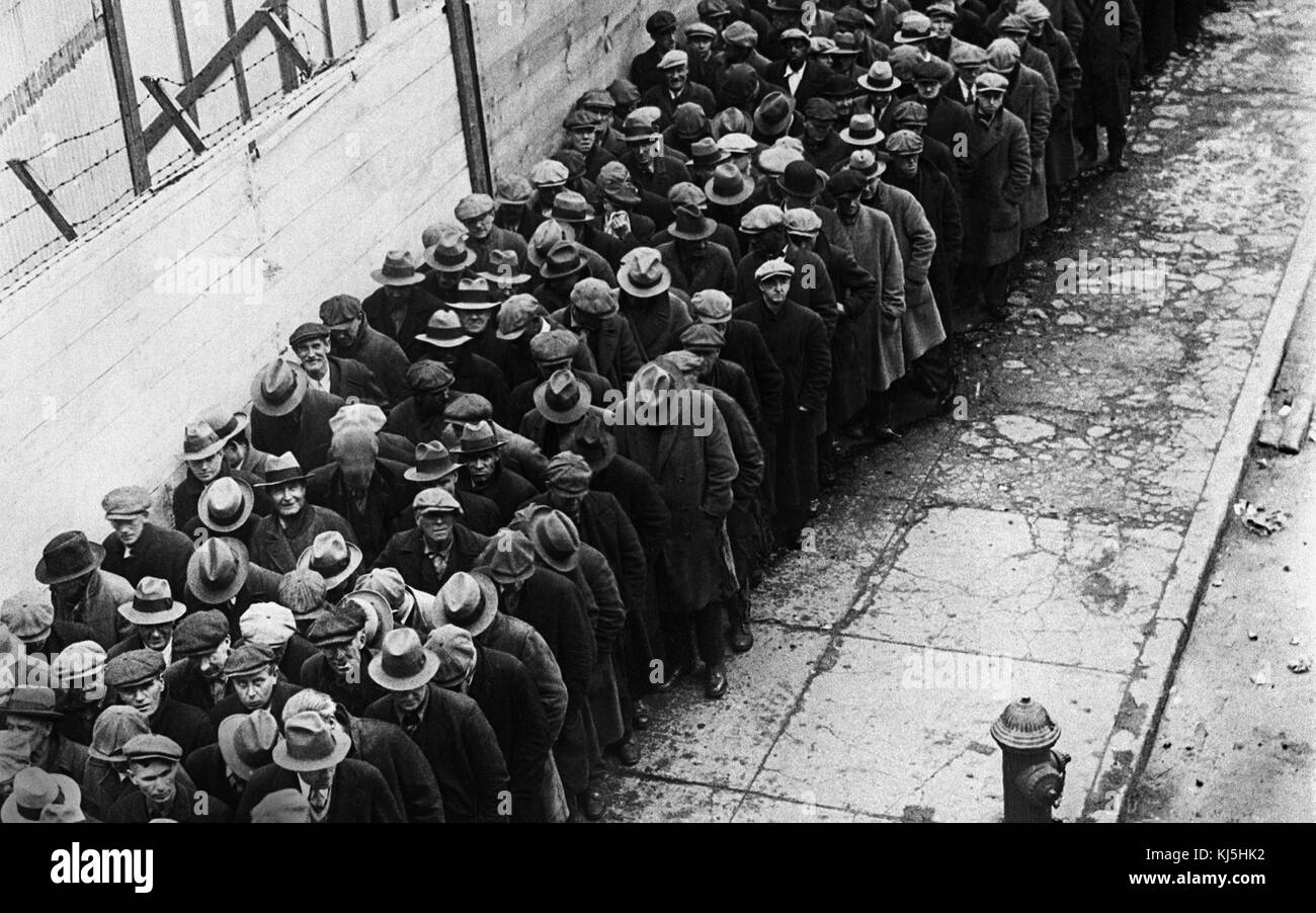 1930 Grande Depressione. Nelle città statunitensi, linee di senzatetto e disoccupati coda per assistenza. Foto Stock