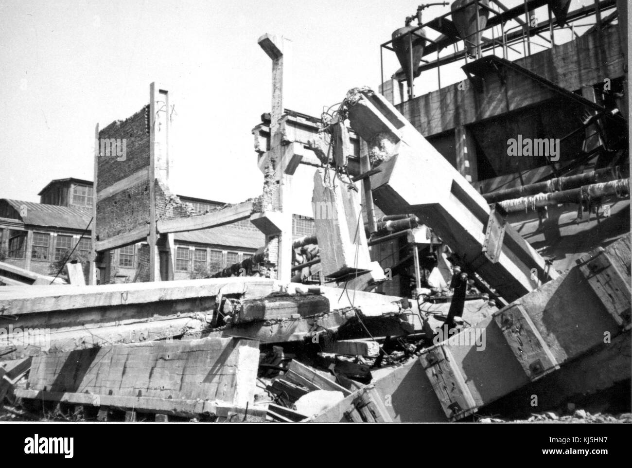 Tangshan, Cina, terremoto Luglio 28 1976 danno in Tangshan rotabile impianto Foto Stock