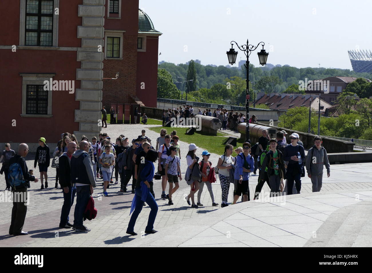 Giovani studenti imparare circa la storia della Piazza del Palazzo a Varsavia Città Vecchia, Polonia. Durante l invasione della Polonia (1939), gran parte del quartiere è stato gravemente danneggiato dalla Luftwaffe tedesca. Dopo l'Insurrezione di Varsavia (agosto-ottobre 1944) ciò che era stato lasciato in piedi è stata sistematicamente soffiate dall'esercito tedesco. Dopo la II Guerra Mondiale, la città vecchia è stata meticolosamente ricostruite Foto Stock