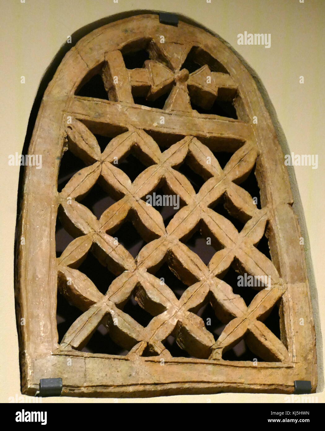 Vetro retinato grill in pietra arenaria da Faras Cattedrale fu una cattedrale in basso nubiano sudanese città di Faras. Tra il VII e il XIV secolo. ri-scoperta da archeologi Polacco sotto Kazimierz Michalowski tra 1960 e 1964 Foto Stock